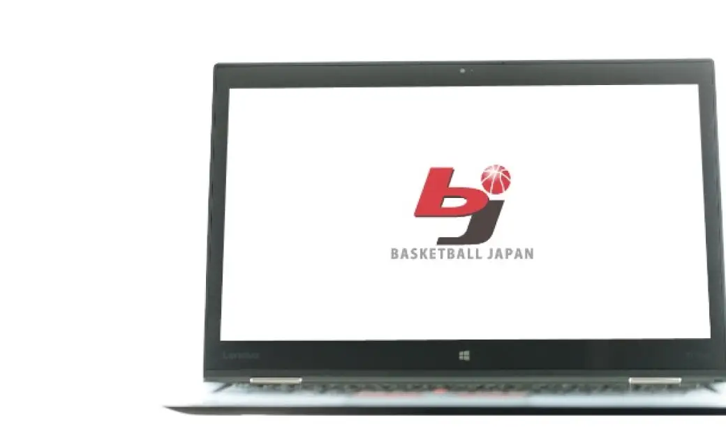 PCの中に会社ロゴがうつっている画像